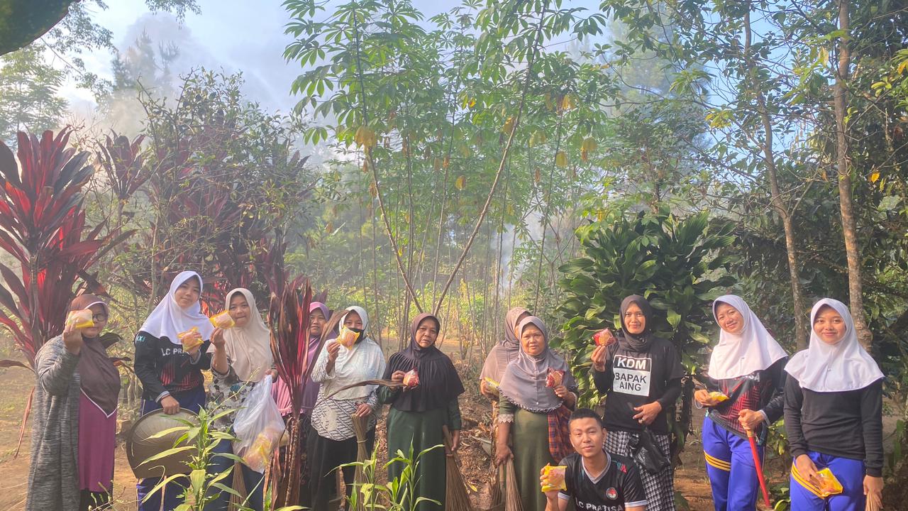 Masyarakat Desa Raharja Saling Bergandengan Tangan dalam Upaya Lingkungan Bersih pada Jumat Bersih